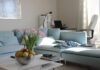 Modrá sedačka: 5 tipů, jak s ní sladit obývací pokoj