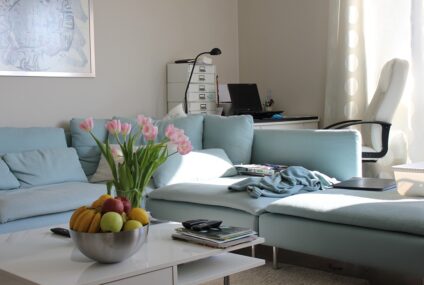 Modrá sedačka: 5 tipů, jak s ní sladit obývací pokoj