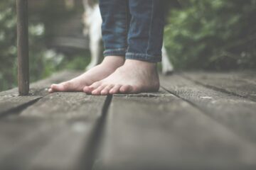 Jaká je chůze na boso? Začněte doma a užívejte si dotyku s podlahou naplno