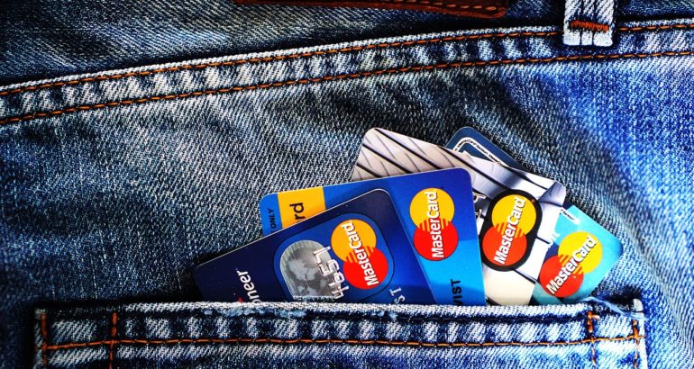 Debetní karta (Zdroj: https://pixabay.com/en/credit-card-charge-card-money-1583534/)