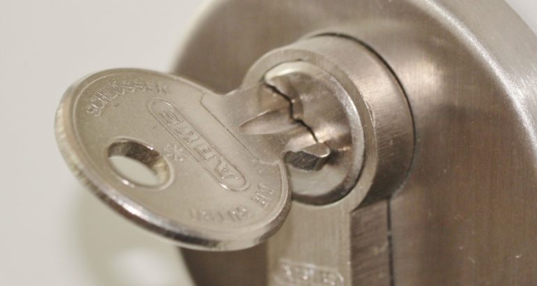 Výměna zámku (Zdroj: https://pixabay.com/en/door-lock-castle-key-fitting-407427/)