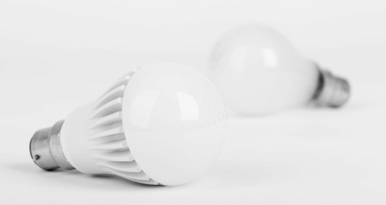 LED žárovka (Zdroj: https://pixabay.com/en/incandescent-led-light-bulb-energy-72139/)