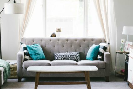 Jak vybavit obývací pokoj, aby byl místem odpočinku a reprezentoval váš styl? Klíčovou roli hrají dekorace