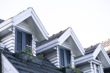 Kontrola střechy by se měla provádět dvakrát do roka. Poprvé před zimou