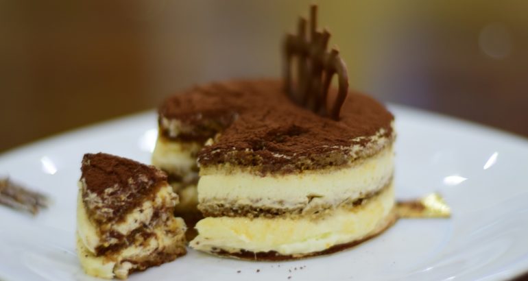 Tiramisu (Zdroj: https://pixabay.com/en/tiramisu-chocolate-food-mousse-2056756/)